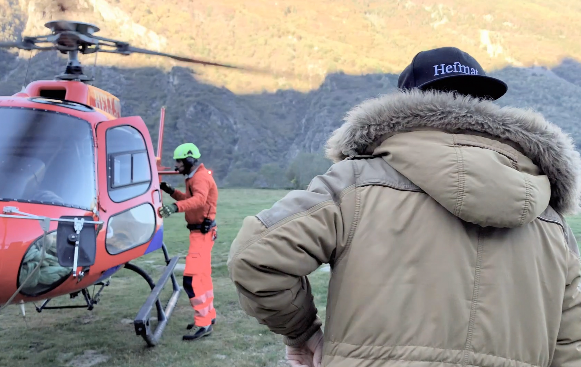 Mit dem Helikopter zum spektakulärsten Hanffeld der Schweiz