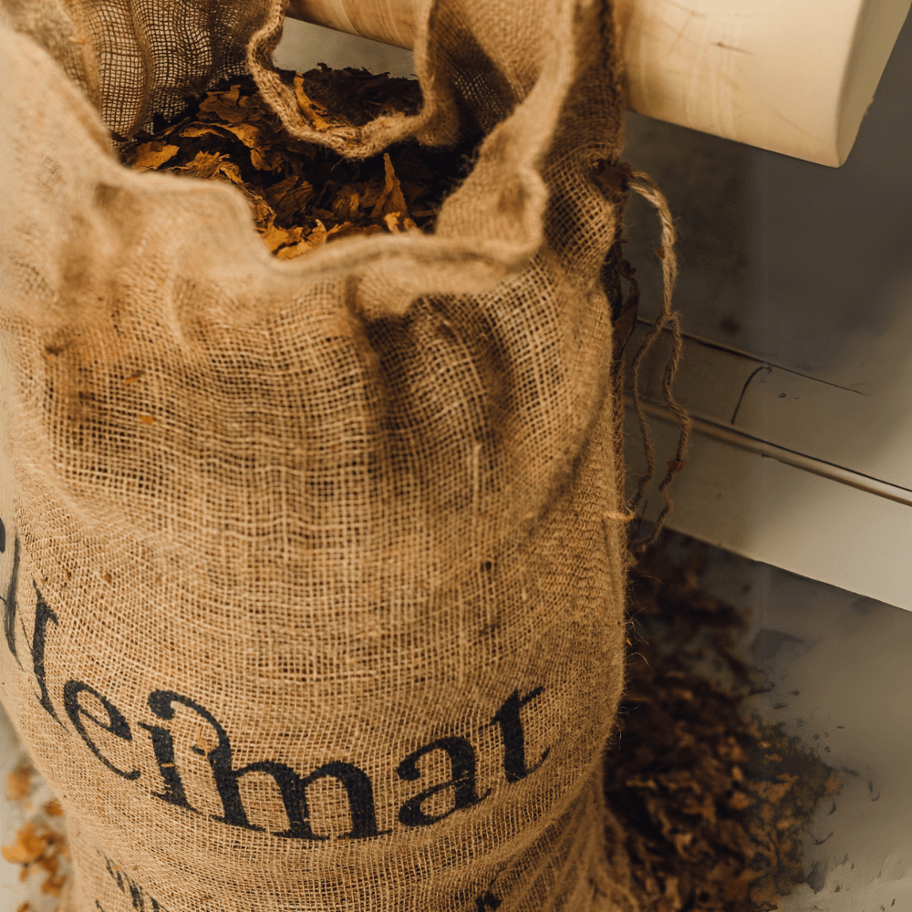 Jutesack mit Heimat-Aufdruck gefüllt mit Tabakblättern.