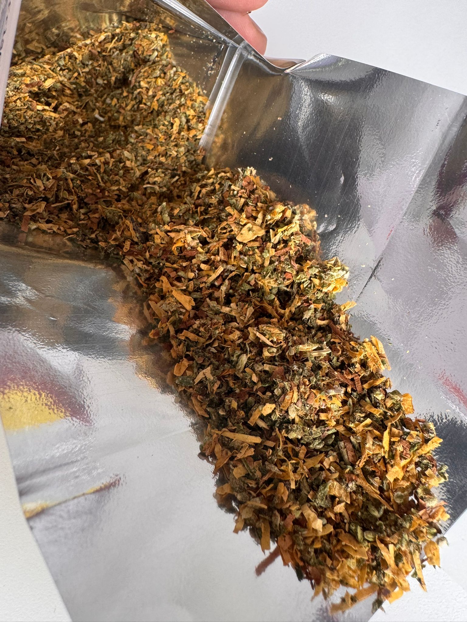 Fein gemahlener Indoor-Hanf Ernst und Schweizer Virginia-Tabak 50|50 gemischt, Grey Ash Quality